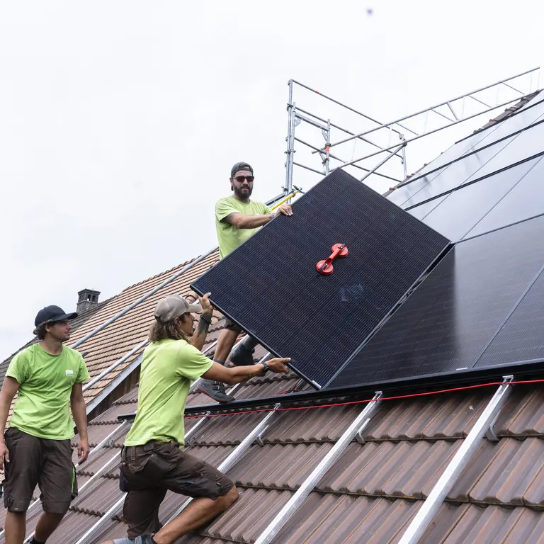 montage-solarpanel-auf-dach